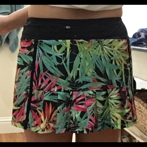 Fabletics skirt with attached shorts - Picture 2 of 7